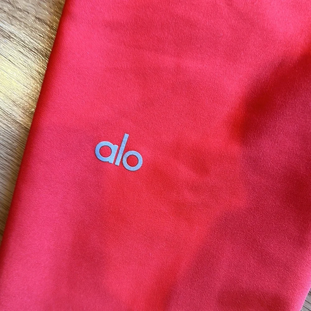 Alo Yoga logo leggings
